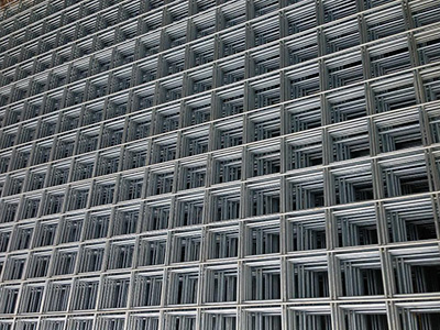 電焊網(wǎng)在通信基站防護(hù)網(wǎng)的設(shè)計(jì)要點(diǎn)